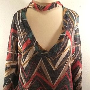 Geometric vneck lightweight sweater L